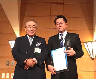 CRM協議会会長 藤枝純教氏(写真左)、当社代表取締役執行役員副社長 小瀧龍太郎(写真右)