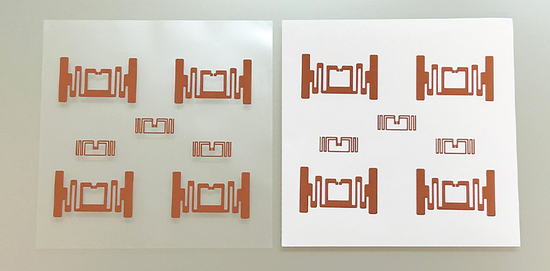 左:透明フィルムへ印刷したRFIDアンテナ 右:紙へ印刷したRFIDアンテナ