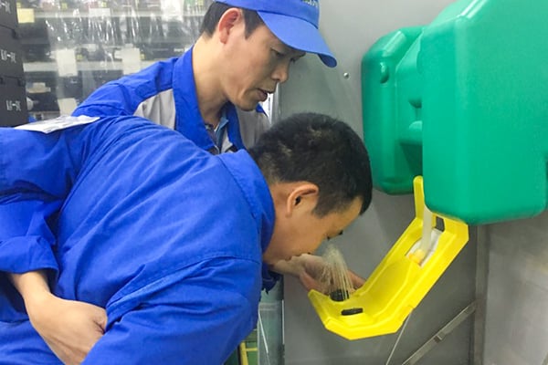 実際の事故（眼球への異物混入）を想定した実地洗浄補助訓練