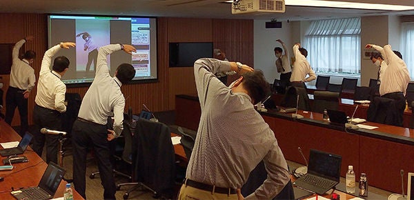 オリジナル動画を用いたラジオ体操の様子